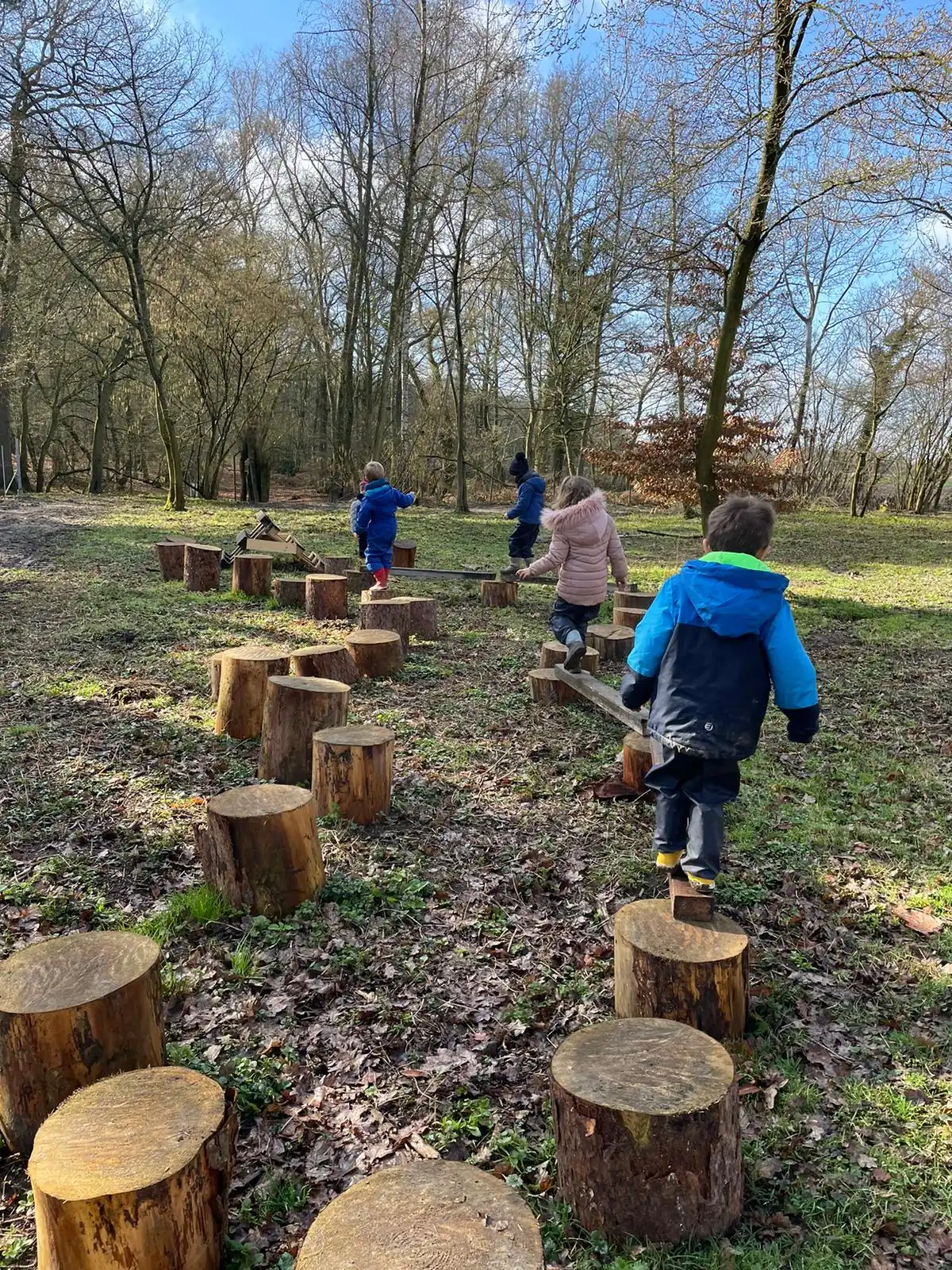Enfants jouant dans la nature